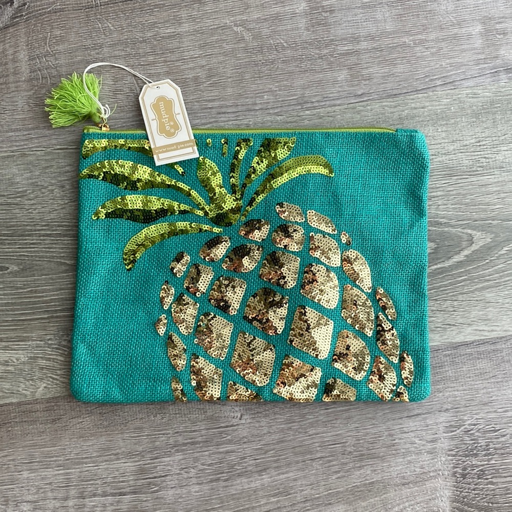Mud pie pouch with pineapple detail   New with tags